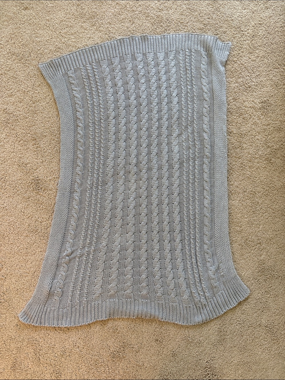 Cozy Cable-Knit Throw Blanket in Light Gray